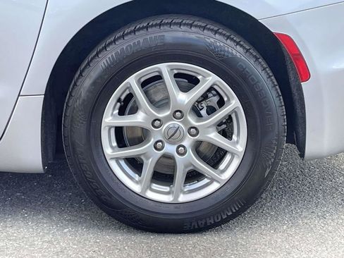 Certified 2021 Chrysler Pacifica Touring-L image 13