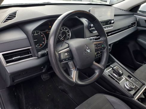 Used 2023 Mitsubishi Outlander SE image 11