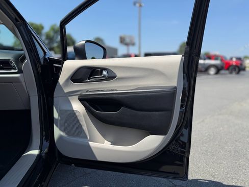 Used 2023 Chrysler Pacifica Touring-L FWD image 27