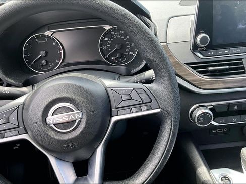 Used 2025 Nissan Altima 2.5 SV FWD image 12