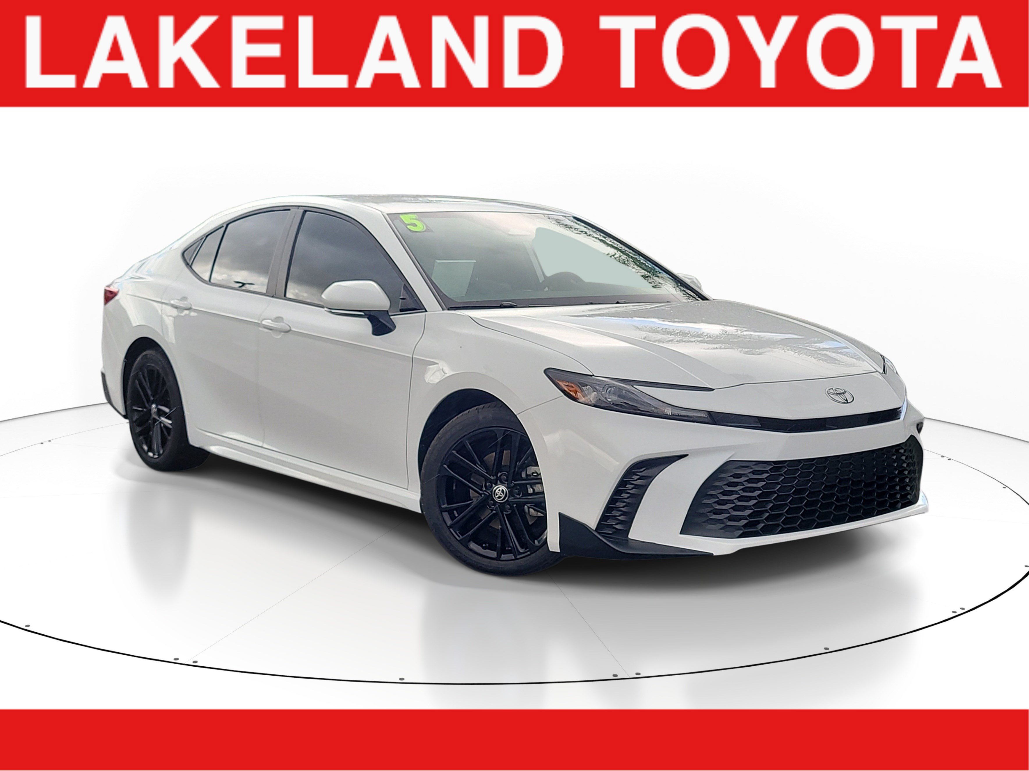 Used 2025 Toyota Camry SE FWD image 1