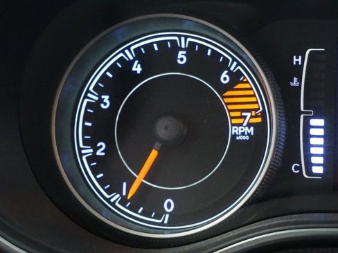 Certified 2019 Jeep Cherokee Latitude w/ Popular Appearance Group image 36