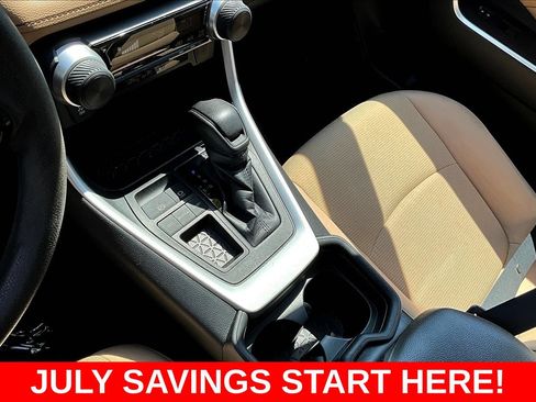 Used 2020 Toyota RAV4 LE FWD image 18