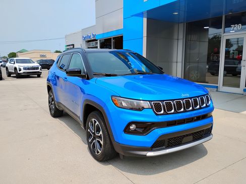 Used 2023 Jeep Compass Limited AWD/4WD image 3