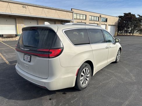 Used 2021 Chrysler Pacifica Touring-L image 6