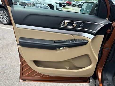 Used 2017 Ford Explorer XLT w/ Equipment Group 202A FWD image 10