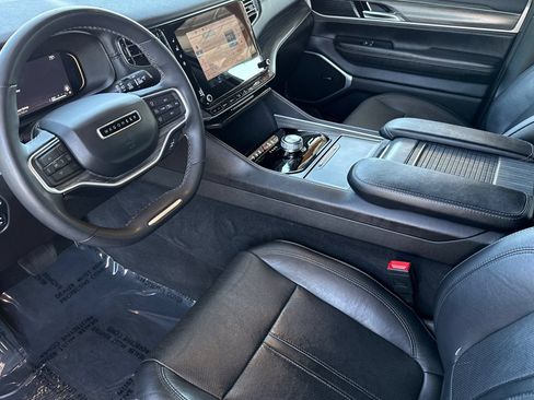 Used 2023 Jeep Wagoneer L Series II RWD image 5