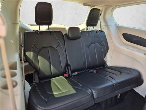 Used 2022 Chrysler Pacifica Touring-L FWD image 19