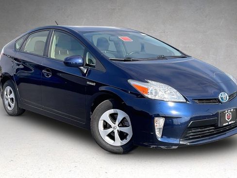 Used 2015 Toyota Prius Four FWD image 2