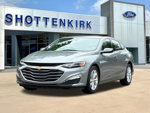 Used 2025 Chevrolet Malibu LT image 3