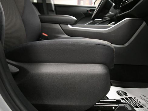 Used 2023 Toyota Highlander L FWD image 28