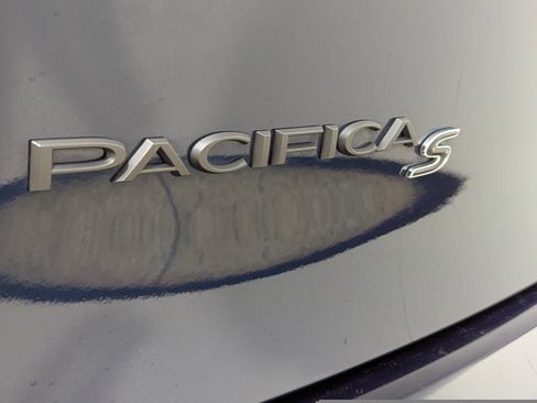 Used 2022 Chrysler Pacifica Touring-L w/ Uconnect Theater Family Group AWD/4WD image 9