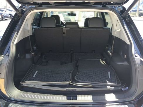 Certified 2024 Volkswagen Tiguan SE image 9