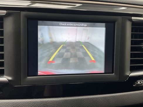 Used 2021 Chrysler Voyager L image 5