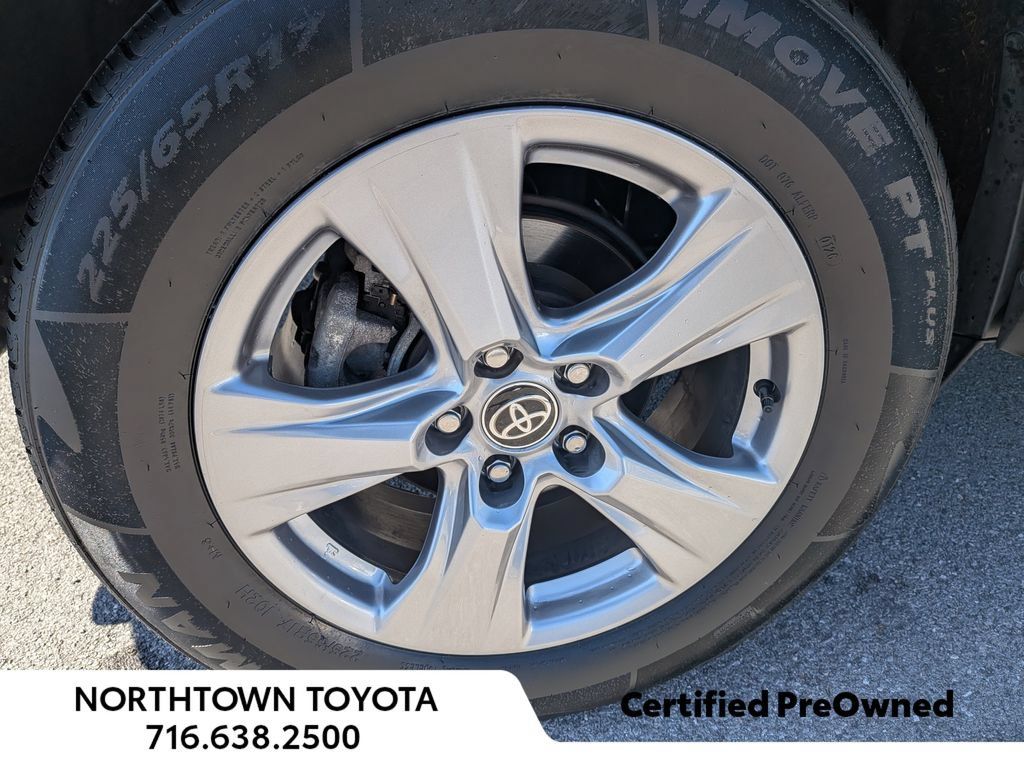Used 2025 Toyota RAV4 XLE AWD/4WD image 40