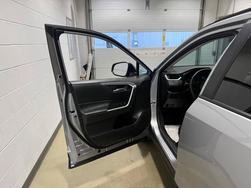 Used 2025 Toyota RAV4 XLE AWD/4WD image 20