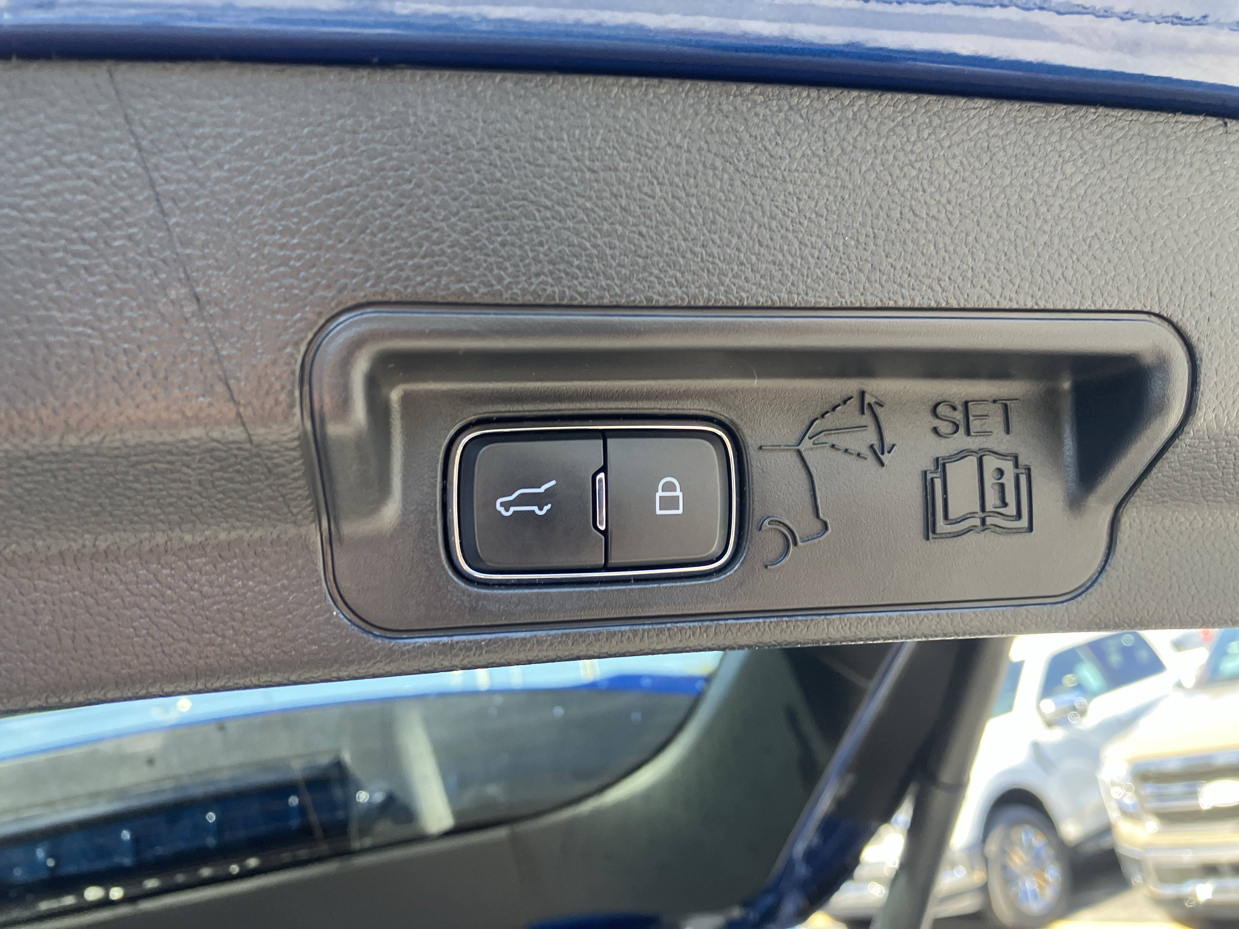 Used 2022 Ford Explorer XLT w/ Equipment Group 202A AWD/4WD image 14