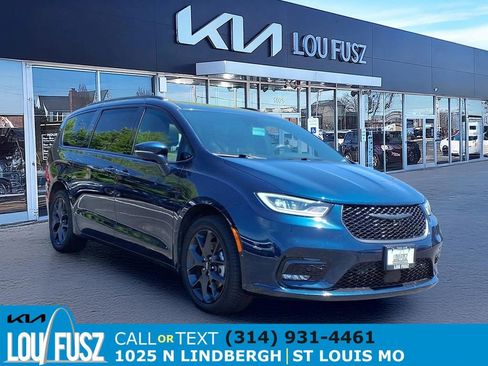 Used 2021 Chrysler Pacifica Limited w/ Uconnect Theater Family Group AWD/4WD image 1