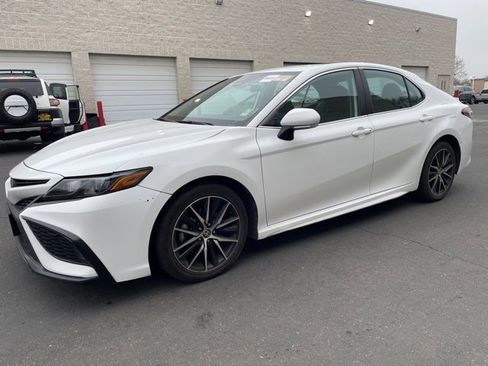 Used 2024 Toyota Camry SE image 4