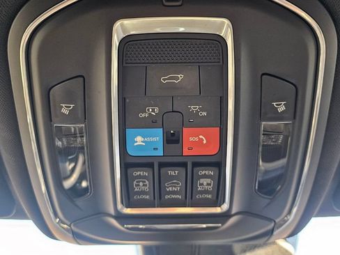 Used 2023 Jeep Grand Cherokee Limited w/ Luxury Tech Group II AWD/4WD image 41