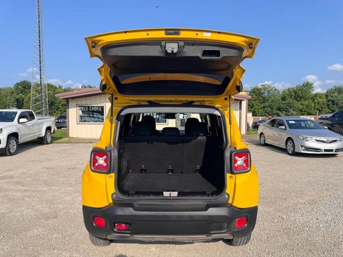 Used 2016 Jeep Renegade Trailhawk AWD/4WD image 19