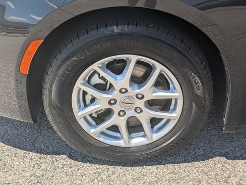 Used 2023 Chrysler Pacifica Touring-L FWD image 9
