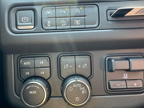 Used 2023 Chevrolet Tahoe Z71 w/ Luxury Package AWD/4WD image 22