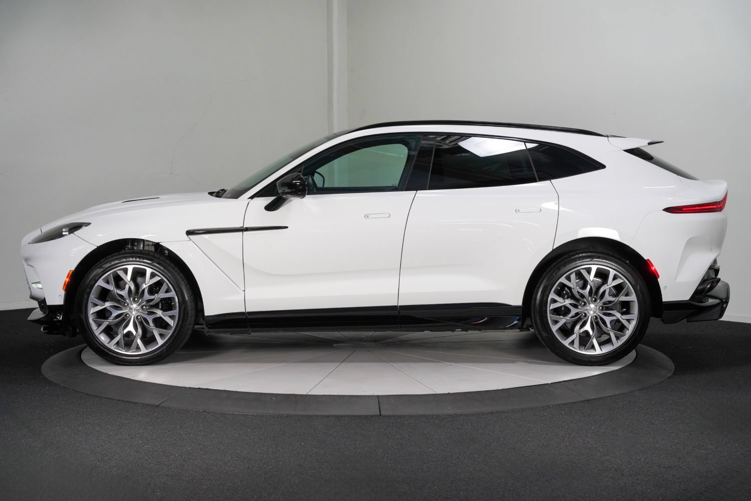 Used 2023 Aston Martin DBX 707 AWD/4WD image 7