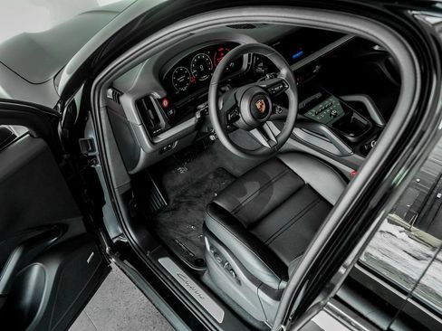 Certified 2025 Porsche Cayenne Coupe AWD/4WD image 4
