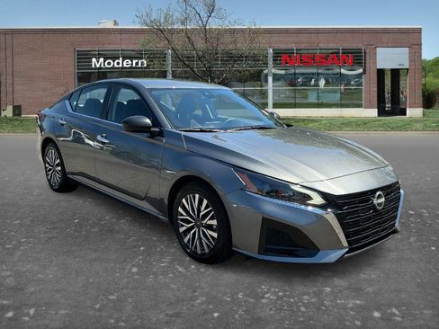 Used 2024 Nissan Altima 2.5 SV FWD image 5
