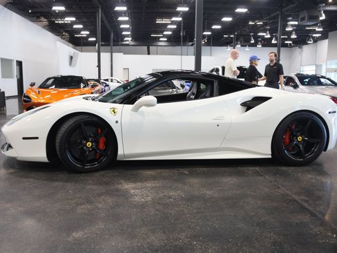 Used 2016 Ferrari 488 GTB RWD image 8