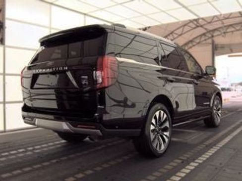 Used 2025 Ford Expedition Platinum w/ Driver's Package AWD/4WD image 6