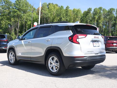Used 2022 GMC Terrain SLE w/ Driver Convenience Package FWD image 3
