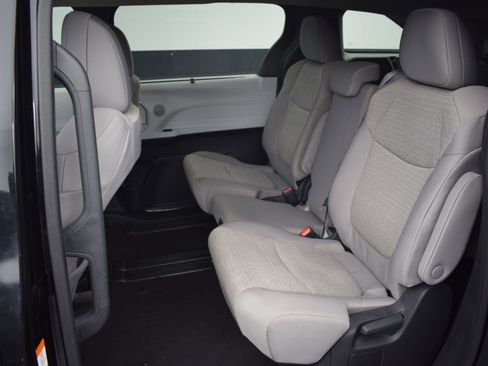 Used 2025 Toyota Sienna LE image 14
