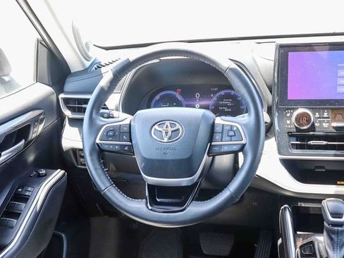 Used 2024 Toyota Highlander Platinum AWD/4WD image 17