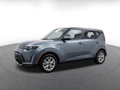 Used 2025 Kia Soul LX w/ LX Technology Package FWD image 3