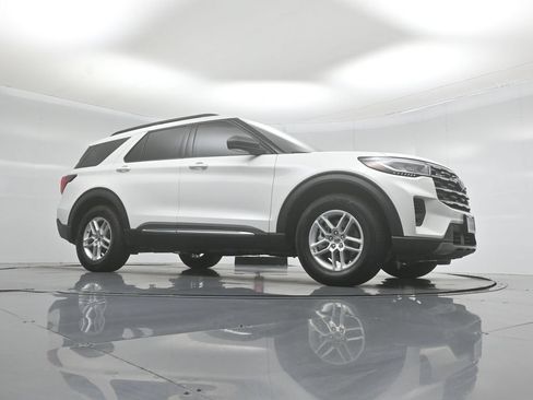 Used 2025 Ford Explorer Active RWD image 4