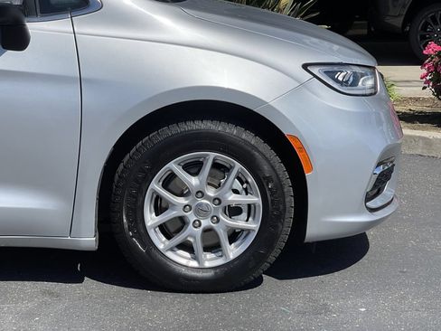 Used 2023 Chrysler Pacifica Touring-L FWD image 6