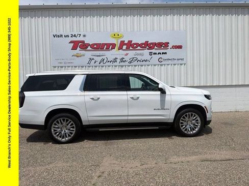 Used 2025 Chevrolet Suburban LT w/ Comfort Package AWD/4WD image 1