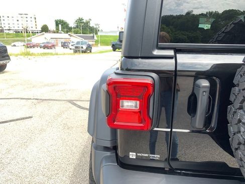 Used 2024 Jeep Wrangler Unlimited Rubicon w/ XTREMEE 35" Tire Package AWD/4WD image 33