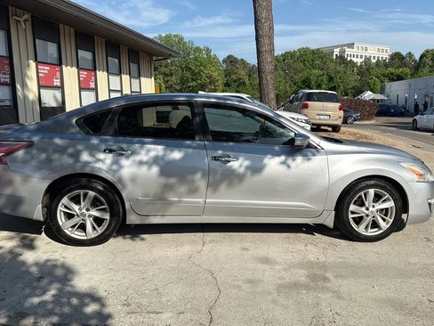 Used 2015 Nissan Altima 2.5 SV w/ Convenience Package FWD image 6