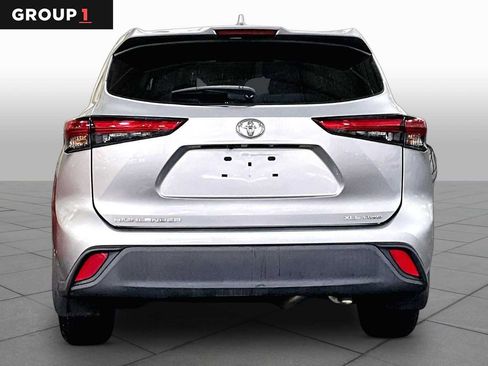 Used 2021 Toyota Highlander XLE AWD/4WD image 5