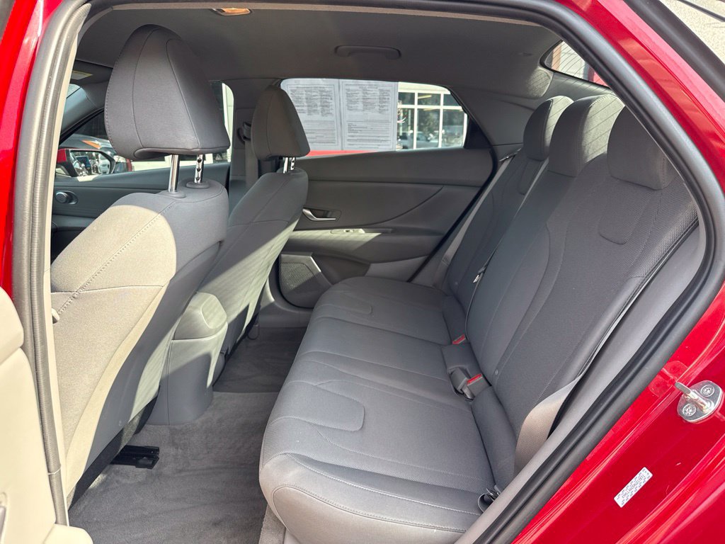 Used 2022 Hyundai Elantra SE FWD image 14