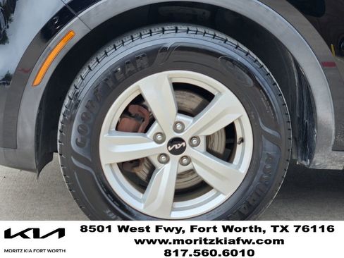 Used 2023 Kia Sorento LX FWD image 9