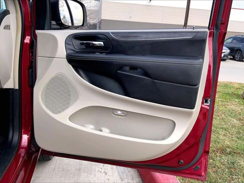 Used 2014 Chrysler Town & Country Touring w/ Trailer Tow Group image 21