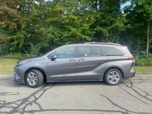Used 2024 Toyota Sienna Platinum AWD/4WD image 5