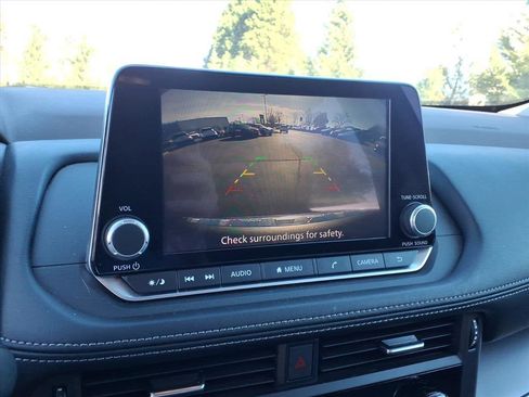 Used 2023 Nissan Rogue SV image 9