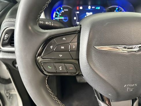 Used 2023 Chrysler Pacifica Touring-L w/ Uconnect Theater Family Group image 15