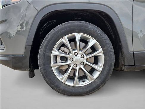 Used 2021 Jeep Cherokee Latitude Plus w/ Sun & Sound Group FWD image 25