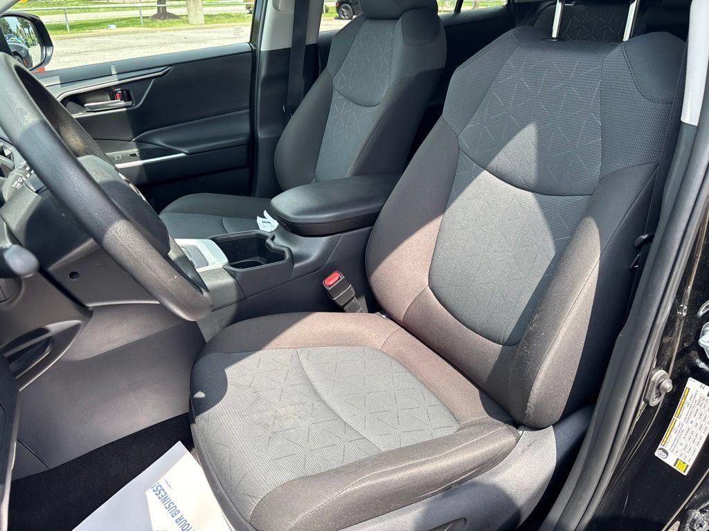 Used 2025 Toyota RAV4 XLE FWD image 36
